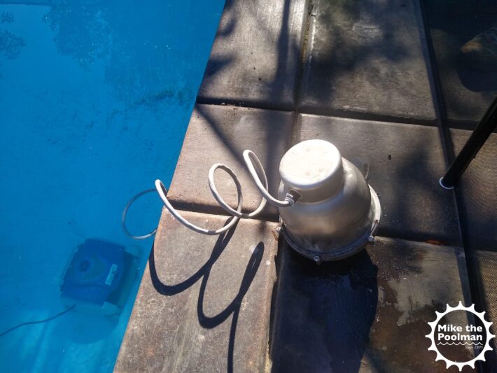Swimming pool light fixture